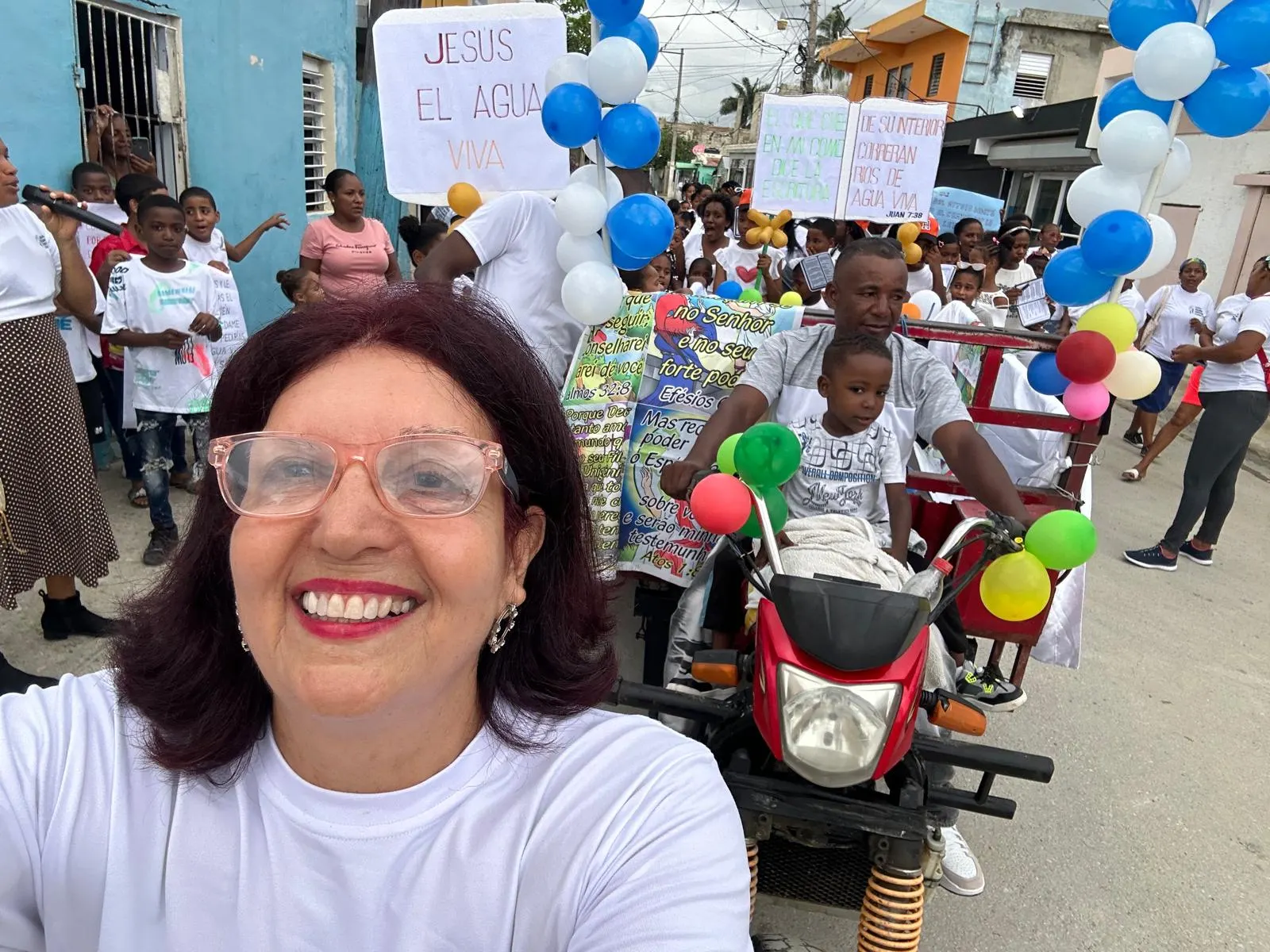 Lindonesia Coelho com as crianças em San Pedro de Macorís