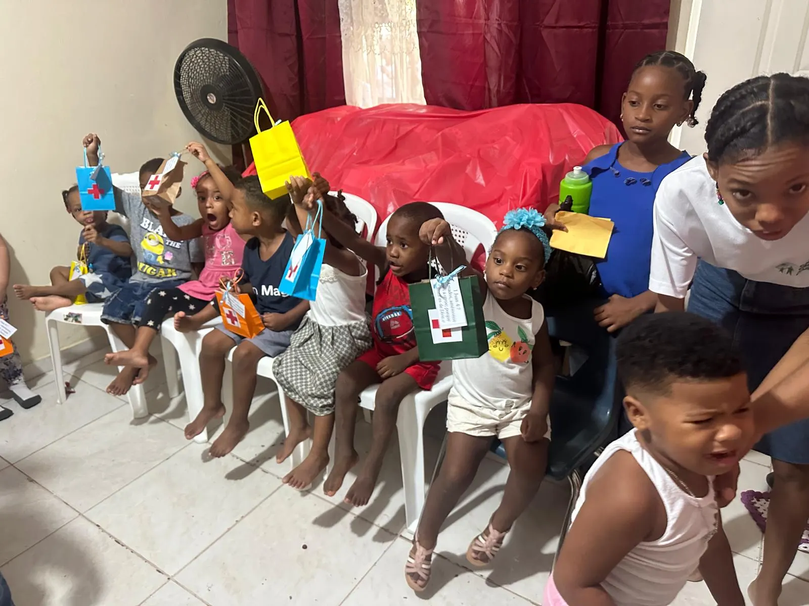 Crianças com as sacolas de presentes