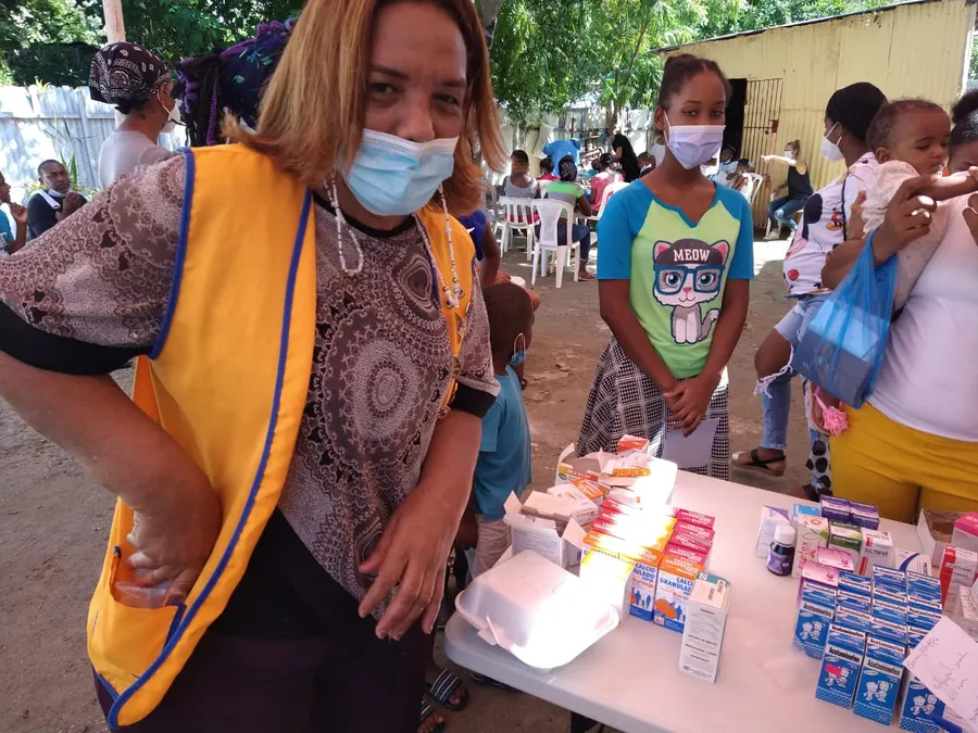 Voluntária do Lions Club distribuindo remédios às famílias
